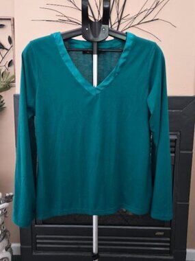 NWT Sociology long sleeve v neck top sz Large